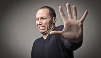 У меня есть друг, приезжий, который чайный гриб никогда в жизни не видел. Был период, когда с деньгами не ладилось. Пустил тогда мой друган в одну из 2-х своих комнат квартирантов. Те споро расположились, расставили вещи по квартире, на кухне что-то пошуршали и спать легли. С утра пораньше друг вышел на кухню, чайник поставить, как вдруг видит на подоконнике з-х литровую банку с неизвестной субстанцией в ней. Что-то там всё время слегка движется, бродит и пузырится. Рассказывает: - Смотрю, хрень какая-то непонятная в жидкости цвета слабой заварки колышется. Ну я удивленно наклонился к банке поближе. И вдруг это существо ка-а-ак вздохнуло! Я, б_лядь, отпрыгнул на пару метров с воем! Сука, что за инопланетянин! Квартиранты высунулись. Я им: - Чтобы этого гада тут больше не стояло, дураком сделаете! Они ему конечно объяснили что это и как с этим жить, но вот заставить попробовать напиток так и не смогли.