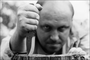 Почему постоянно употребляется термин "жертва"..... может всё таки "пострадавший" ?
А то какой-то маньяческий стиль....да вот хотя бы пятый пункт....
5). Когда все 10 пальцев кровоточат, подождите несколько минут, после чего жертва очнется. ЖЕРТВА !!!