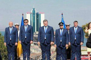 Сушико, законодатель моды на брюки, надетые задом наперед: