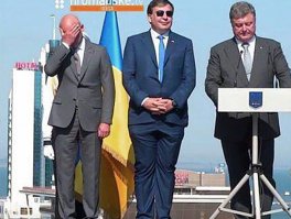 Сушико, законодатель моды на брюки, надетые задом наперед: