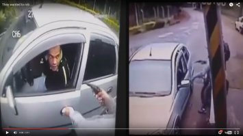 Вот тот самый момент, где мужика бы завалили если бы ствол у мальчиков не был игрушечным. 
Потс увидев что клиент тянется за волыной, решил что пора делать ноги, оставив товарища живым щитом. Хотя должен был стрелять и валить клиента, в случае любого внепланового действия. 
Вывод пистолет игрушечный мальчики лохи, клиент мудак ему просто повезло что выжил.
PS С отмороженными это не работает, как только клешинями стал бы шевелить в ненужном направлении была бы дырка в башке, ничего достать а тем более снять с предохранителя и прицелиться он бы не успел.