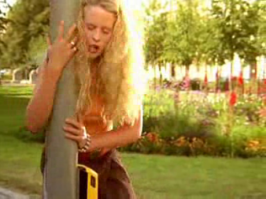  Девушка на велосипеде вытворяет такое