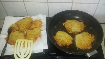 Вчера только дранники делал с чесночком и оладушки с кабачка. 2 часа возился на даче, приехала родня и сточили все за 20 минут со сметано и с  чаем