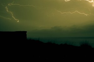 И ночные грозы.. Скоро начнется.
Ночная гроза над Фиолентом. Приезжайте, у нас и осенью хорошо. =)