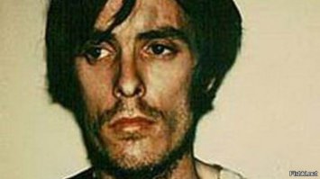 Сразу вспомнилась считалочка...

Раз, два, Ричард Чейз идет за тобой,
Три, четыре, запирайка дверь в квартире