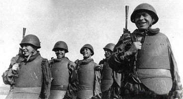 кирасы использовали наши во вторую мировую войну ими вооружались сапёрно - штурмовые батальоны, они взламывали долговременные оборонительные позиции фашистов и буквально проходили сквозь стены и появлялись в тылу противника, с помощь тротила конечно