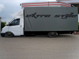 Была долгое время своя Газель грузовая, работал. Так вот, очень быстро пришло понимание, что всем бесчисленным друзьям, родственникам и друзьям родственников услуги по грузоперевозке нужно оказывать строго по прейскуранту, со скидкой ровно в 10% (это обычно диспетчерские отчисления, в данном случае диспетчера не участвуют). Ибо время потраченное на них, ты бы мог потратить на работу, то есть заработать деньги.