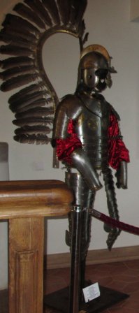 Такие доспехи стоят в Мирском замке в Беларуси.