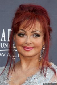 Эта очень понравилась - ну и мимические морщинки намекают - что в реале - веселая и смешливая тетка.  Остальные 90% какой-то морщиноботексный передоз.