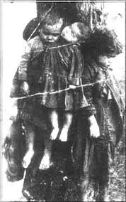 Современные украинские националисты имеют те же черты , что и их предшественники в годы ВОВ .
Есть огромное множество  свидетельств того , что эти падонки мучали и убивали людей по нац. признаку на Украине во время войны .
Послевоенные допросы этих тварей ( в ин-те можно их прочесть ) , свидетельства очевидцев , свидетельства выживших , документальная сьёмка , другие документы такие как Бабий Яр и другие Яры по всей Украине ( известно всем кто сидел на пулемётах ) итд.  этих доказательств сотни . 
Есть фотографии повешенных польских детей по три по четыре человечка висящих на деревьях . Так называемые " Польски квиточки " .
Далее . Следующие фото показывают еврейскую семью не просто убитую . Над ними издевались перед смертью и это можно увидеть по фото . 
И ещё фотография как эти нелюди несут "спасительное" знамя "великого" рейха . 
Смерти заслюживают эти гады и сочувствующие им .
Ибо нельзя измерить тяжесть этих преступлений . И те кто им сочувствует должны быть уничтоженны , как биомусор , с планеты .