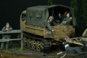 Да вот хотя бы на эту диораму посмотри, какие веселые,дружные ребята, собаку кормят, смеются, один задумчиво размышляет стоит. Чем не романтизация фашизма?