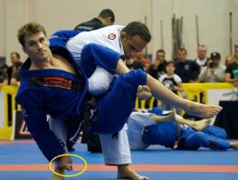 Конечно, ведь ему ничего не страшно - он скрестил пальцы на удачу!