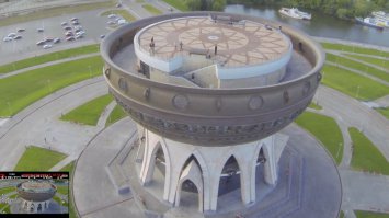 В чаше я был. Одинокое высокое здание, словить удар молнии как нефиг делать. Говорят в пасмурную погоду у людей наверху волосы дыбом встают (признак сильного электромагнитного поля). Приборы там колбасило пипец.