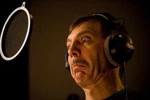 Сергей Чонишвили с его хриплым теплым тембром ... озвучивал Вина Дизеля  и Хавьера Бардема, а уж рекламу на нашем ТВ без его голоса и вовсе невозможно представить)