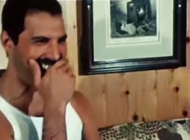 Это тот репер ,что пытался спеть Богемскую рапсодию??????? хахахаха и Фред тоже смеётся