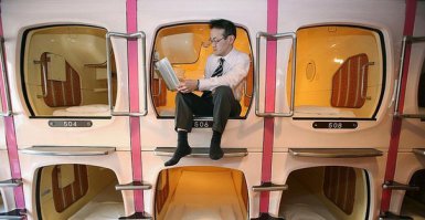 Нечто приблизительно похожее они уже изобрели - капсульный отель для офисного планктона. Переночевал - и снова на работу. Но, как видно, некоторые и до такого отеля не в состоянии доползти