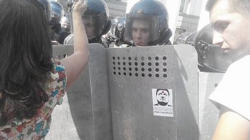 Активисты из "Правого сектора" раздают около здания Верховной Рады Украины портреты Петра Порошенко.

Сегодня, 31 августа, во время заседания в Верховной Раде бойцы "Правого сектора" организовали раздачу агитационных листовок.
Людям предлагают взять портреты президента Украины Петра Порошенко, где он изображен с пулей во лбу, информируют социальные сети. Надписи под портретом гласят: "Убей пид**раса!".