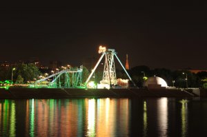 В Парк им. Горького привезли западные аттракционы