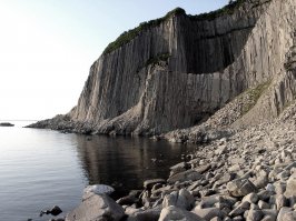 Можно еще к соседям на Кунашир съездить на мыс Столбчатый