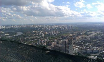 вот классная смотровая площадка (крыша самого высокого здания в Европе - Башня Федерация, Москва-Сити, 96й этаж):
1 фото - крыша Башни Меркурий
2 фото - вертолетная площадка винтовой башни
3 фото - видно Кремль
4 фото - справа Парк Победы, стела, музей и т.д.