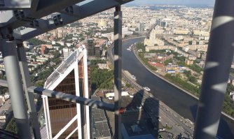 вот классная смотровая площадка (крыша самого высокого здания в Европе - Башня Федерация, Москва-Сити, 96й этаж):
1 фото - крыша Башни Меркурий
2 фото - вертолетная площадка винтовой башни
3 фото - видно Кремль
4 фото - справа Парк Победы, стела, музей и т.д.