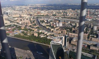 вот классная смотровая площадка (крыша самого высокого здания в Европе - Башня Федерация, Москва-Сити, 96й этаж):
1 фото - крыша Башни Меркурий
2 фото - вертолетная площадка винтовой башни
3 фото - видно Кремль
4 фото - справа Парк Победы, стела, музей и т.д.