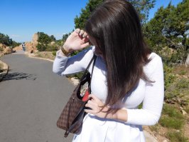 Девушка засветила киску :)