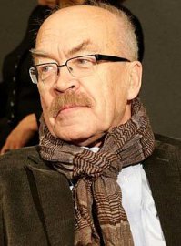 Рогволд Васильевич Суховерко
Он потерял голос из-за болезни, в итоге умер в этом году.