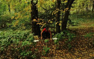 "Этот снимок запечатлела камера гуглмобиля. Лучше не спрашивать, что делает в лесу этот парень в противогазе."

Меня больше интересует ЧТО ДЕЛАЕТ В ЛЕСУ ГУГЛОМОБИЛЬ?