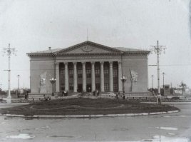 ДК Металлург и кинотеатр Октябрь...  А сейчас все захерачили рекламными банерами, вместо кинотеатра тц, а возле ДК была горка над пожарными водохранилищами, так и это сейчас раздолбали и продали под рынки, вырубив все деревья и закатав асфальтом....