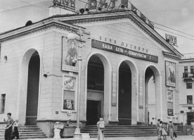 ДК Металлург и кинотеатр Октябрь...  А сейчас все захерачили рекламными банерами, вместо кинотеатра тц, а возле ДК была горка над пожарными водохранилищами, так и это сейчас раздолбали и продали под рынки, вырубив все деревья и закатав асфальтом....