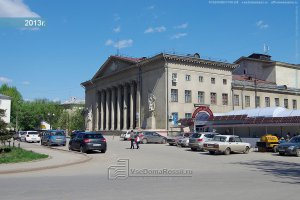 А так сейчас это выглядит.... С другой стороны дк тоже уже нет деревьев, залито бетоном и стоят тупо пустующие навесы для сраного рынка
