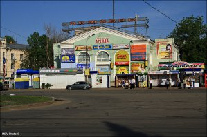 А так сейчас это выглядит.... С другой стороны дк тоже уже нет деревьев, залито бетоном и стоят тупо пустующие навесы для сраного рынка