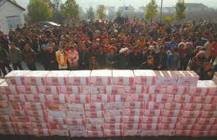 Китайские рабочие перед получкой