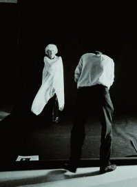 при первом взгляде на фото показалось, что на нем призрак и человек без головы