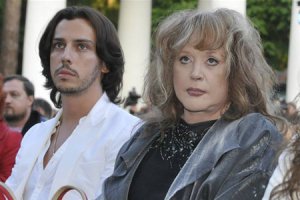 10 знаменитостей, у которых были романы с танцорами из своего коллектива