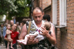 А вот еще. Спецназовец, который вынес ту малышку, встретился с ней спустя 11 лет. Я вот ни разу не религиозен, но полагаю, что при виде таких парней, святые начинают комплексовать.