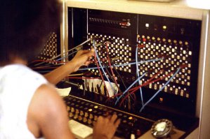 Напоминает древние коммутаторы: