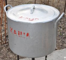 Стакан гармошка для лапши абсолютно гениальное решение!!!! ... для критиков - речь идет о стакане, а не о котле на 40 человек и опираться на край стакана во время еды будут только алкоголики в уже определенном состоянии. 
Не нужно сравнивать индивидуальную порционную упаковку с нашими супер надежными конструкциями :)