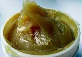 У автора не было велосипеда, я ребёнком ездил с пацанами в парк на чёртово колесо что бы взять с него немного солидола, для того что бы смазать цепь на велике..
Солидол это смазка, Карл! смазка..