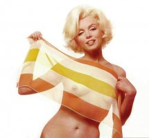 Не самые удачные фотографии этой удивительной женщины. Мутно, ни хера не сексуально. Тема сисег не раскрыта. Камера у него 0,5 пикселя, да еще экран грязный. Нет, ну какая женщина!