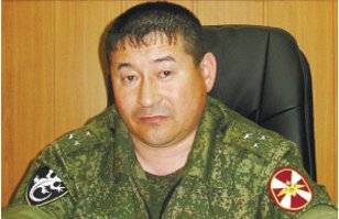 Серик Султангабиев спас солдата, уровнишего гранату на учениях.
ЧП произошло на военном полигоне под городом Лесным Свердловской области, где бойцы воинской части №3275 внутренних войск РФ отрабатывали броски боевой гранаты РГД-5.
Как сообщили в пресс-службе уральского регионального командования внутренних войск МВД России, в соответствии с положением о таких занятиях его проводил лично командир воинской части полковник Серик Султангабиев. Очередной солдат, выйдя на рубеж гранатометания, видимо, от волнения не удержал в руках гранату, уже приведенную в боевое положение, и выронил ее под ноги.
Офицер среагировал мгновенно и сделал все, что мог в этой ситуации: оттолкнул солдата подальше от гранаты и закрыл его своим телом, что спасло жизнь молодому бойцу. От взрыва он не пострадал, но офицер получил тяжелые осколочные ранения.
По мнению врачей ему предстоит длительный курс лечения и несколько операций. Главнокомандующий ВВ МВД России завил, что после выздоровления полковник С.Г. Султангабиев продолжит службу в войсках.
За мужество и героизм, проявленные при выполнении воинского долга, Указом Президента Российской Федерации от 24 ноября 2014 года полковнику Султангабиеву Серику Газисовичу присвоено звание Героя Российской Федерации.