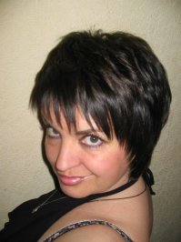 Дорогие мужчины, вы всю жизнь носите короткие стрижки и понятия зачастую не имеете,  что ваши волосы (будь вы женщиной), вырастая до определенной длины, начинают сечься, сохнуть, ломаться и выглядеть кошмарно. Уход - да, не спорю, труд серьезный. Но так же есть особенность, что у каждого волосы растут до определенной длины, и получить роскошную шевелюру, имея тонкие от природы волосы не получается! Объема нет, быстро салятся, а длинные волосы ну не рекомендуют каждый день мыть. Вы сами же и скажете громкое Фу на три волосины в шесть рядов, ибо это выглядит именно так. Отращивала, знаю. В результате стригусь коротко с вариациями - в женственности не потеряла,  мужским вниманием не обделена, но волос стало визуально больше и выглядит стрижка эффектнее длинных унылых прядей. С любовью к вам, мужчины)