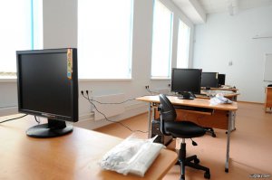 Только недавно в шкафе с 5 кроссами по 64\96 волокна красоту наводили..А тут эти сопли аж до стены, да еще и в воздухе, даже немного передернуло всего.
--
По теме- пока что аля больница какая то. Думаю через пару лет примет нормальный школьный вид