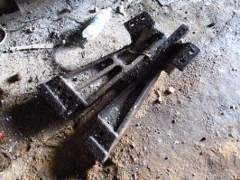 если эта хрень с человеческий рост,то либо человек маленький,либо бутылка ,которая рядом, большая