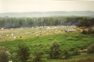 Грушинский фестиваль 2000го года. Красная фигня на заднем плане- кришнаиты на носилках носили какую-то статую божества.