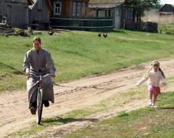 Хочу поддержать тех комментаторов, кто не считает, что все служители РПЦ жадные до денег коммерсанты. У нас недалеко от дачи есть посёлки с маленькими деревянными церквушками. Местные (обычно многодетные) батюшки если не в церкви служат, то копаются в огороде, или починяют что-то у себя в хозяйстве. Ездят на драных жигулях. Видимо, это те, кто не сумел "заслужить" распределение в богатый приход. Я стараюсь если и жертвовать немного, то именно в такие непафосные, областные церквушки. В больших городах церковь - источник дохода. В деревнях и посёлках батюшка зачастую и врач, и психолог, и учитель и работодатель.