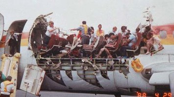 - видео ответ "умникам"/ и наоборот..
СМОТРИТЕ  .

243 Aloha Airlines

Год аварии: 1988
Модификации: ужесточение требований осмотра и технического обслуживания

Во время следования борта Boeing 737 авиакомпании Aloha из аэропорта Хило в аэропорт Гонолулу у самолета внезапно отвалилась часть фюзеляжа, создав для пассажиров экстремальные условия полета: открытое небо над головой, ураганный ветер и – 45 °C. Лайнер удалось благополучно приземлить в Гонолулу. 94 пассажира выжило, отделавшись ранениями разной степени тяжести. В результате аварии погибла одна из бортпроводниц.

Национальный совет по безопасности транспорта NTSB назвал причиной инцидента ряд факторов, в числе которых были коррозия, плохая эпоксидная связка частей фюзеляжа, усталость заклепок, повреждения фюзеляжа. Обнаруженные неисправности повлекли за собой ужесточение требований осмотра и технического обслуживания самолетов, совершающих короткие рейсы с бессчетным количеством циклов взлета-посадки.

Происшествие с Boeing 737 над Кахулуи — авиапроисшествие, произошедшее 28 апреля 1988 года. Boeing 737-297 авиакомпании Aloha Airlines, выполняя рейс AQ 243 из Мауи в Гонолулу, а на его борту находились 5 членов экипажа и 90 пассажиров. Через несколько минут после взлёта лайнер внезапно потерял значительную часть конструкции фюзеляжа, в результате чего пассажиры и бортпроводницы подверглись действию набегающего потока воздуха и кислородному голоданию, а одна из бортпроводниц погибла. Пилоты благополучно посадили самолёт в Гонолулу. Выжило 94 человека.
Хронология событий[править | править вики-текст]
Рейс AQ 243 вылетел из Международного аэропорта Хило в 13:25 HST и взял курс на Гонолулу. На предполётном досмотре не было замечено ничего необычного. Полёт занимал всего 35 минут. Во время отрыва и подъёма всё проходило как обычно.

Примерно в 13:48 самолёт достиг полётной высоты в 7300 метров и в этот момент у самолёта внезапно сорвало 35 м² фюзеляжа. Пассажиры находились под открытым небом при скорости ветра более чем в три раза сильнее ураганного (около 500 км/ч) и температуре до -45 °C. После уменьшения высоты пилоты снизили скорость до 380 км/ч. Через 12 минут после аварии самолёт благополучно приземлился в Гонолулу.

Выжило 94 человека из 95 (89 пассажиров и 6 членов экипажа). Погибла одна из стюардесс, Кларабелль «СиБи» Лэнсинг — в момент срыва части фюзеляжа она находилась посередине самолёта и ее высосало наружу. 65 пассажиров получили ранения (перелом черепа — худшее).
В 1990 году в США был снят художественный телефильм, основанный на этих событиях — «Жёсткая посадка» (Miracle Landing). В фильме у самолёта были изменены окраска фюзеляжа (бело-голубая вместо бело-оранжевой) и название авиакомпании (Paradise Airlines).
Происшествие с рейсом 243 Aloha Airlines показано в третьем сезоне канадского документального телесериала «Расследования авиакатастроф» в серии «На волосок от смерти».
Этот случай был описан в передаче «1000 способов умереть».

-- добавлю ЕЩЁ РАЗ :   Д У М А Й Т Е .