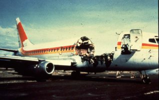 - видео ответ "умникам"/ и наоборот..
СМОТРИТЕ  .

243 Aloha Airlines

Год аварии: 1988
Модификации: ужесточение требований осмотра и технического обслуживания

Во время следования борта Boeing 737 авиакомпании Aloha из аэропорта Хило в аэропорт Гонолулу у самолета внезапно отвалилась часть фюзеляжа, создав для пассажиров экстремальные условия полета: открытое небо над головой, ураганный ветер и – 45 °C. Лайнер удалось благополучно приземлить в Гонолулу. 94 пассажира выжило, отделавшись ранениями разной степени тяжести. В результате аварии погибла одна из бортпроводниц.

Национальный совет по безопасности транспорта NTSB назвал причиной инцидента ряд факторов, в числе которых были коррозия, плохая эпоксидная связка частей фюзеляжа, усталость заклепок, повреждения фюзеляжа. Обнаруженные неисправности повлекли за собой ужесточение требований осмотра и технического обслуживания самолетов, совершающих короткие рейсы с бессчетным количеством циклов взлета-посадки.

Происшествие с Boeing 737 над Кахулуи — авиапроисшествие, произошедшее 28 апреля 1988 года. Boeing 737-297 авиакомпании Aloha Airlines, выполняя рейс AQ 243 из Мауи в Гонолулу, а на его борту находились 5 членов экипажа и 90 пассажиров. Через несколько минут после взлёта лайнер внезапно потерял значительную часть конструкции фюзеляжа, в результате чего пассажиры и бортпроводницы подверглись действию набегающего потока воздуха и кислородному голоданию, а одна из бортпроводниц погибла. Пилоты благополучно посадили самолёт в Гонолулу. Выжило 94 человека.
Хронология событий[править | править вики-текст]
Рейс AQ 243 вылетел из Международного аэропорта Хило в 13:25 HST и взял курс на Гонолулу. На предполётном досмотре не было замечено ничего необычного. Полёт занимал всего 35 минут. Во время отрыва и подъёма всё проходило как обычно.

Примерно в 13:48 самолёт достиг полётной высоты в 7300 метров и в этот момент у самолёта внезапно сорвало 35 м² фюзеляжа. Пассажиры находились под открытым небом при скорости ветра более чем в три раза сильнее ураганного (около 500 км/ч) и температуре до -45 °C. После уменьшения высоты пилоты снизили скорость до 380 км/ч. Через 12 минут после аварии самолёт благополучно приземлился в Гонолулу.

Выжило 94 человека из 95 (89 пассажиров и 6 членов экипажа). Погибла одна из стюардесс, Кларабелль «СиБи» Лэнсинг — в момент срыва части фюзеляжа она находилась посередине самолёта и ее высосало наружу. 65 пассажиров получили ранения (перелом черепа — худшее).
В 1990 году в США был снят художественный телефильм, основанный на этих событиях — «Жёсткая посадка» (Miracle Landing). В фильме у самолёта были изменены окраска фюзеляжа (бело-голубая вместо бело-оранжевой) и название авиакомпании (Paradise Airlines).
Происшествие с рейсом 243 Aloha Airlines показано в третьем сезоне канадского документального телесериала «Расследования авиакатастроф» в серии «На волосок от смерти».
Этот случай был описан в передаче «1000 способов умереть».

-- добавлю ЕЩЁ РАЗ :   Д У М А Й Т Е .