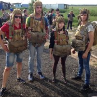 В прошлом году в России погибло 12 парашютистов. Еще шесть получили тяжелые ранения. Только за июль 2014-го во время прыжков умерли четыре человека. В печальном списке есть и профессиональные спортсмены, и новички. Те, у кого за плечами сотни прыжков, услышав статистику, горько вздыхают: все, мол, под Богом ходим. Но для любителей страшные цифры закрыты. Более того, прыжки с парашютом активно рекламируются, продаются на скидочных сайтах, а сама подготовка занимает всего один день.
Это случилось 13 июля. Марыся Молева сделала себе подарок на совершеннолетие - купила прыжок с парашютом. Друзья говорят, что прыгнуть девушка хотела и раньше, да только родители были резко против, а если участнику нет 18 лет, то все аэроклубы требуют письменного согласия от мамы и папы.
... могла бы родить детей, дождаться внуков и умереть в кругу семьи - в итоге сгорела заживо на ЛЭП 10 000 вольт.